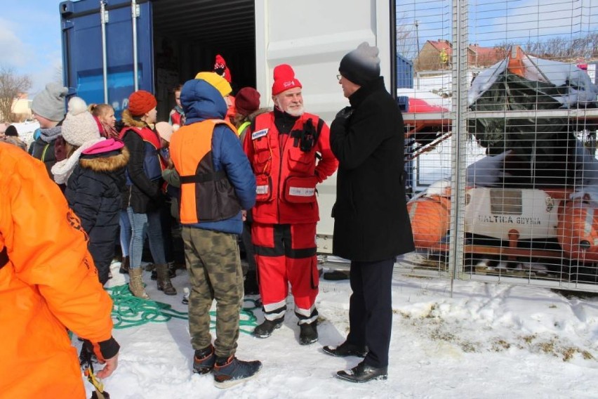Ratownicy prezentowali zasady udzielania pomocy w sytuacji, kiedy pod człowiekiem załamie się lód ZDJĘCIA