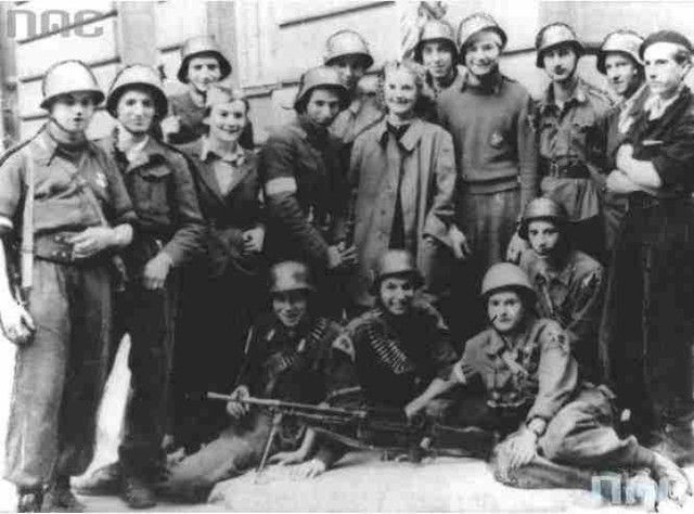 Żołnierze oddziału "Rafałków" ze zgrupowania III "Konrad" (następnie w zgrupowaniu "Krybar") podczas powstania warszawskiego.