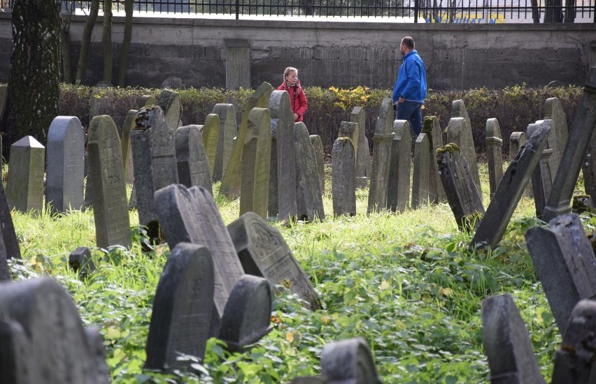 1 listopada na cmentarzu żydowskim w Oświęcimiu