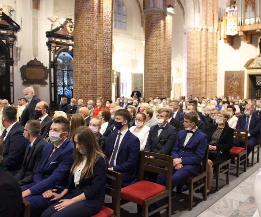 Pięciu nowych księży w Archidiecezji Gnieźnieńskiej. Uroczystość w katedrze