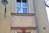 Wałbrzych: Pacjent opuścił szpital i rozbił szybę w oknie placówki oraz zniszczył elewację