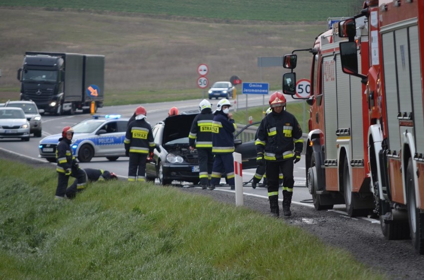 Głogów: Na DK 12 koło Kurowic zapalił się mercedes. Gasili go strażacy