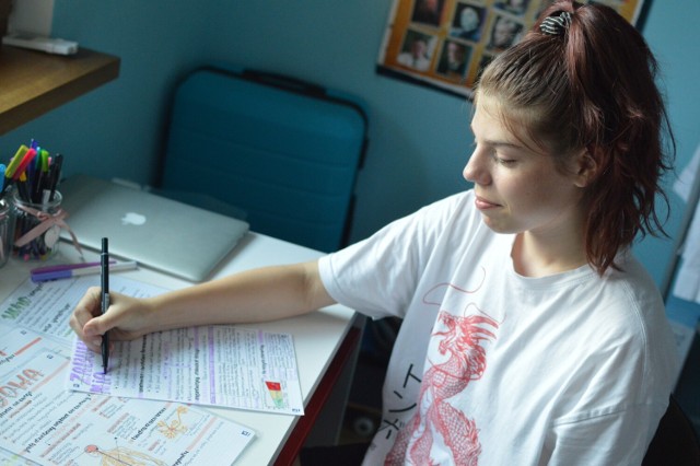 Kalina Górecka jest uczennicą SP nr 7 we Włocławku. We wrześniu 2022 roku rozpocznie naukę w ósmej klasie. Nastolatka tworzy nieszablonowe notatki. Sposobem tworzenia ich dzieli się w mediach społecznościowych.