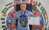 Rekord świata i mistrzostwo Europy w trójboju siłowymi curl służb mundurowych w rękach Polaka. Wywalczył je mundurowy z Będzina