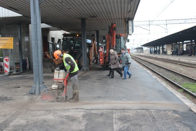 Trwa remont peronów 4 i 4a na poznańskim dworcu kolejowym. ...