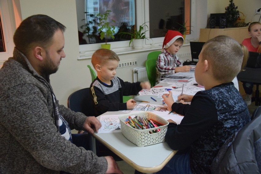 Świąteczny jarmark w Darzlubiu (2018). Szkoła zamieniła się w Hogwart, tylko że w świątecznym wydaniu | ZDJĘCIA, WIDEO