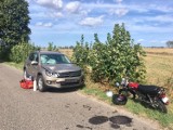 Wypadek w Pokrzywicy. 69-letni motorowerzysta wymusił pierwszeństwo i zderzył się z SUV-em