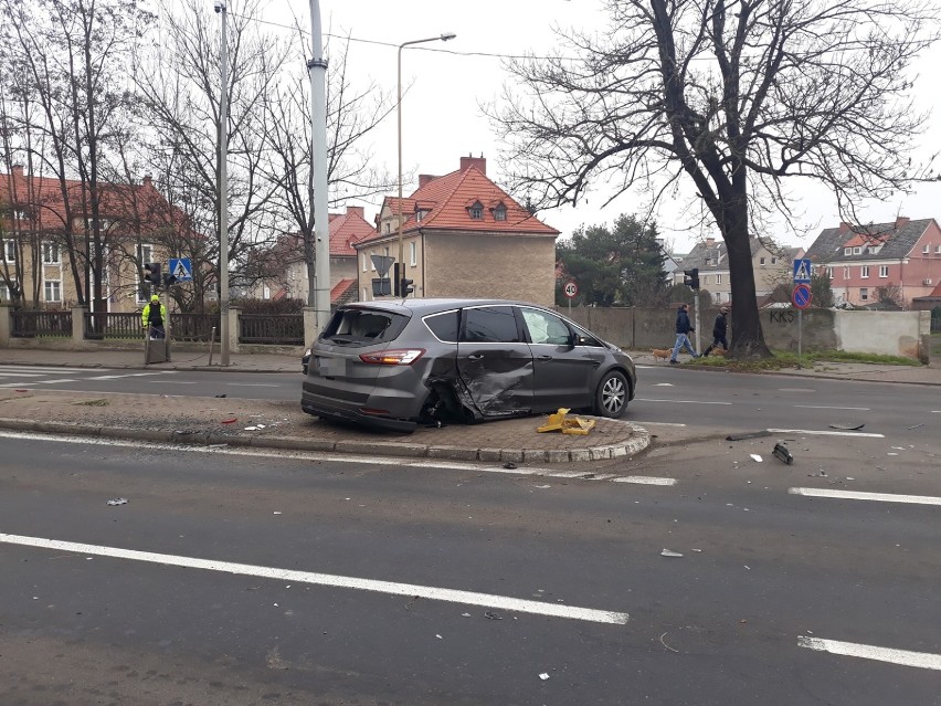 Jaguar zderzył się z fordem na ulicy Szczecińskiej w Stargardzie. Auta rozbite, urwane koło ZDJĘCIA