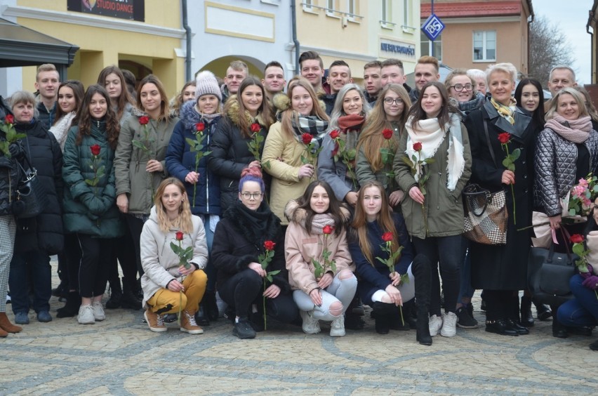 Polkowice: Maturzyści zatańczyli poloneza w rynku (ZDJĘCIA/FILMY)