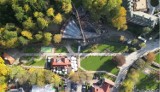 Trwa budowa amfiteatru pod Górą Parkową w Krynicy-Zdroju. Inwestycja jest warta prawie 20 mln złotych. Kiedy będzie gotowa?