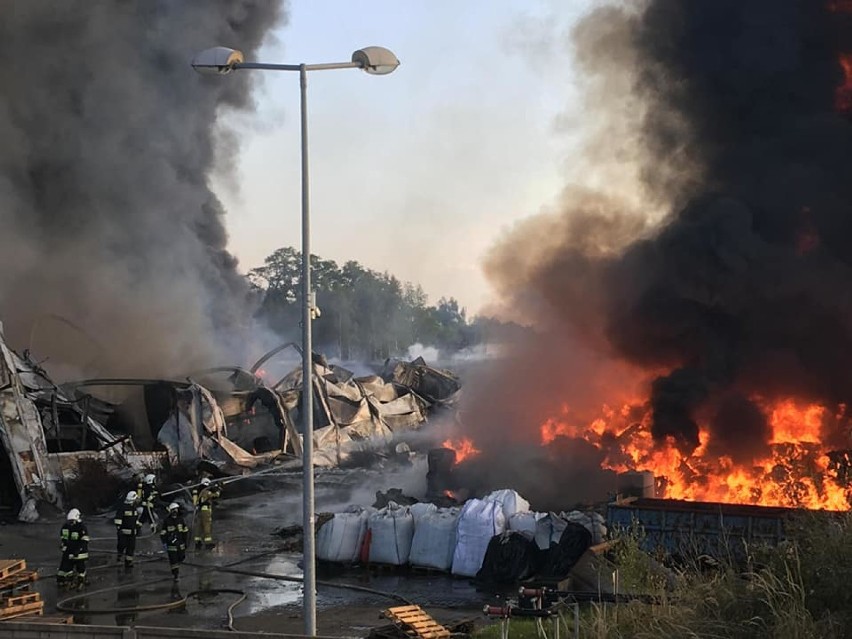 Pożar w Myszkowie. Płonie zakład recyklingu. Słupy czarnego dymu widać było z wielu kilometrów [ZDJĘCIA]