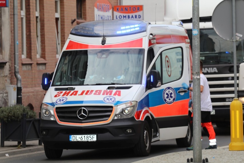Wypadek na ulicy Jaworzyńskiej w Legnicy, rowerzysta potrącony na pasach