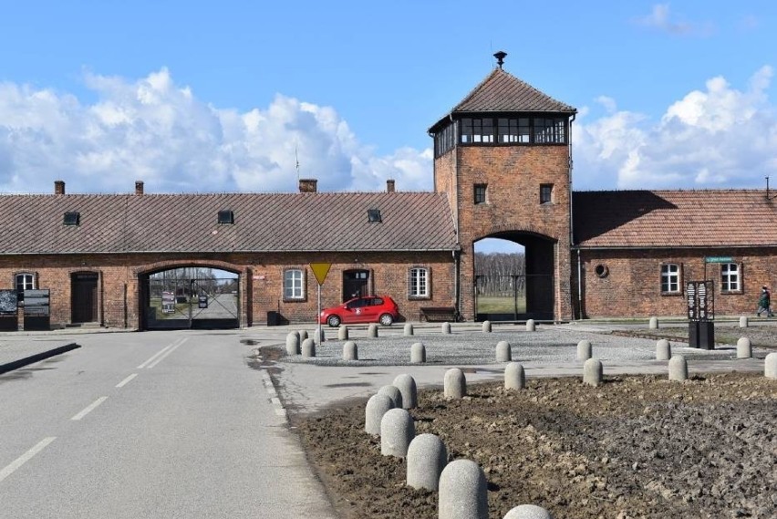 Wejście na teren do obu części byłego obozu – Auschwitz I i...
