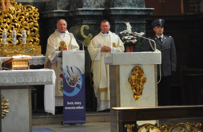 W Śremie: policjanci oraz pracownicy śremskiej komendy...