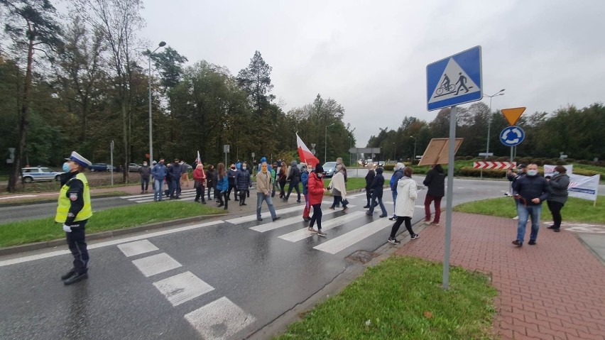 Stary Sącz. Mieszkańcy Doliny Popradu zablokowali rondo. Protestują przeciwko budowie obwodnicy tranzytowej pod ich domami [ZDJĘCIA]