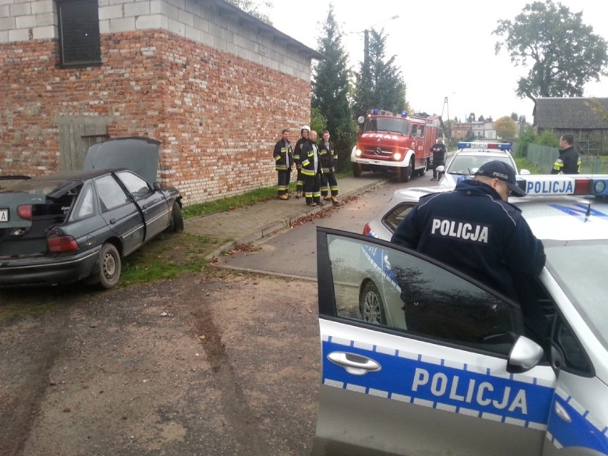 Wypadek w Kleszczyńcu. Kierowca forda nie wyrobił zakrętu i wjechał w budynek 