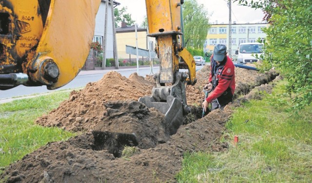 W obrębie skrzyżowania ul. Słonecznej i Sienkiewicza trwają już prace związane z przebudową linii telekomunikacyjnych i sieci wodociągowej. W połowie tygodnia drogowcy na dobre ruszą do akcji