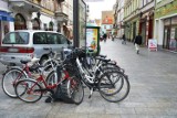 Leszno. Nowe stojaki rowerowe w różnych częściach miasta. Dzięki nim można bezpiecznie pozostawić jednoślady