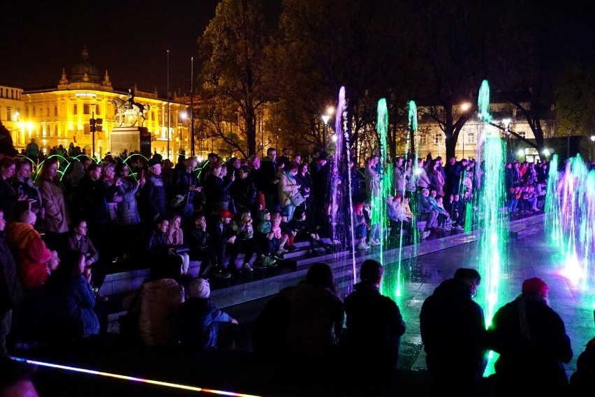 Feeria barw na placu Litewskim w Lublinie. Za nami pierwszy w tym roku pokaz na fontannie multimedialnej. Zobacz zdjęcia!