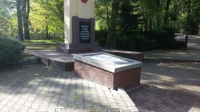 Pomnik w Ostrowach bez tablicy. Została skradziona ZDJĘCIA