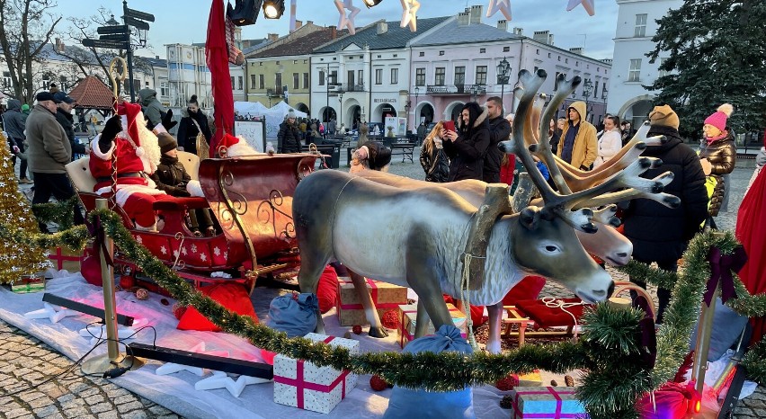 Jarmark Bożonarodzeniowy w Krośnie. Na Rynku zapanowała przedświąteczna atmosfera. Zobaczcie zdjęcia