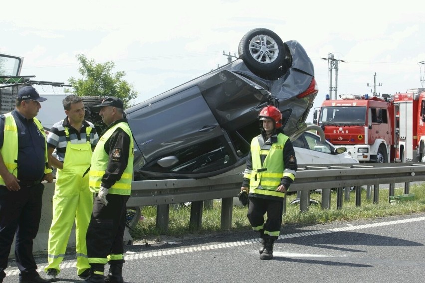 Wypadek na A4 pod Oławą. Zginął kierowca busa (ZDJĘCIA)