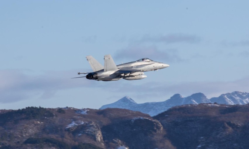 Kolejne  amerykańskie samoloty F18 w bazie w Łasku. Przyleciały prosto z Arktyki