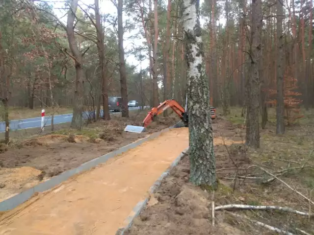 Trwa budowa ścieżki rowerowej między Bożenkowem, a Żołędowem. Wykonawca obiecuje, że traktem tym pojedziemy już w wakacje