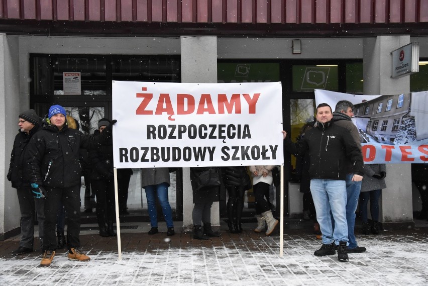 Grojec. Protest mieszkańców poskutkował. Gmina nie obetnie pieniędzy na rozbudowę szkoły [ZDJĘCIA]