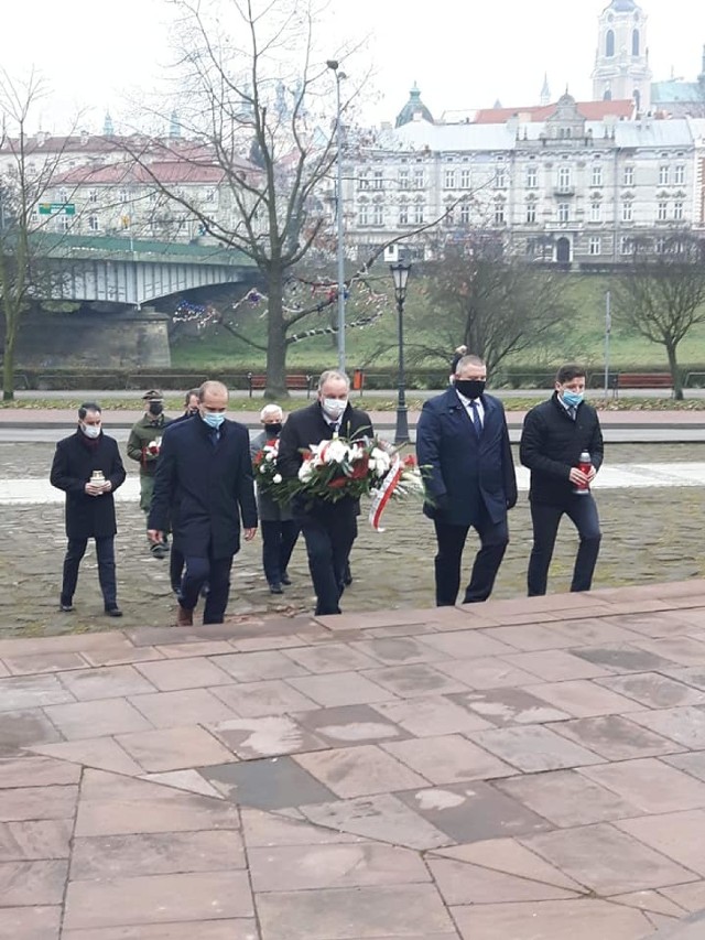 Dzisiaj w Przemyślu uczczone dwie ważne rocznice historyczne. W 102. rocznicę polsko-ukraińskiej bitwy pod Niżankowicami złożono kwiaty na grobach Orląt Przemyskich na Cmentarzu Głównym oraz przed Pomnikiem Orląt Przemyskich.