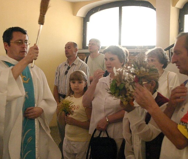 wielu parafiach święci się bukiety suszonych ziół i kwiatów