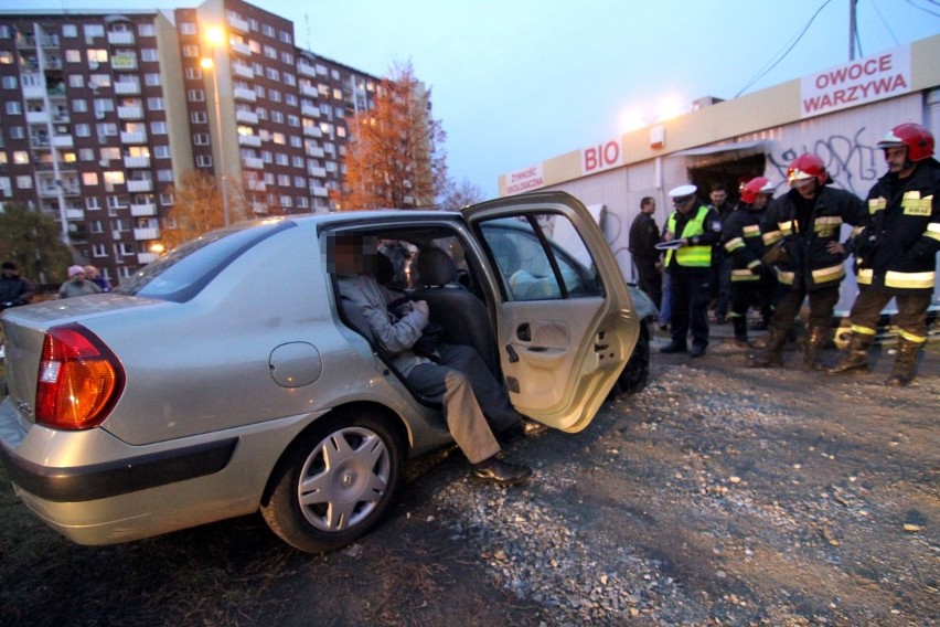 Wrocław: 80-latek staranował autem sklep na Obornickiej (ZDJĘCIA)