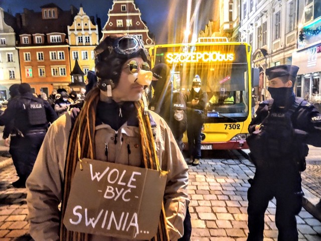 Grupa przeciwników przymusowych szczepień protestowała na pl. Solnym we Wrocławiu