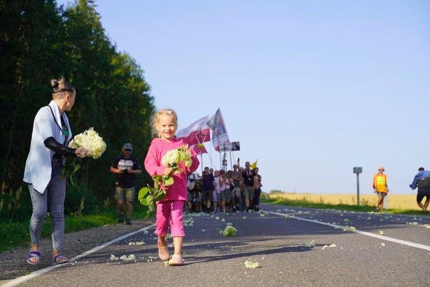 Międzynarodowa Pielgrzymka Suwałki-Wilno 2021. Polacy mieszkający na Litwie sypali kwiaty pod nogi pielgrzymów [Zdjęcia]