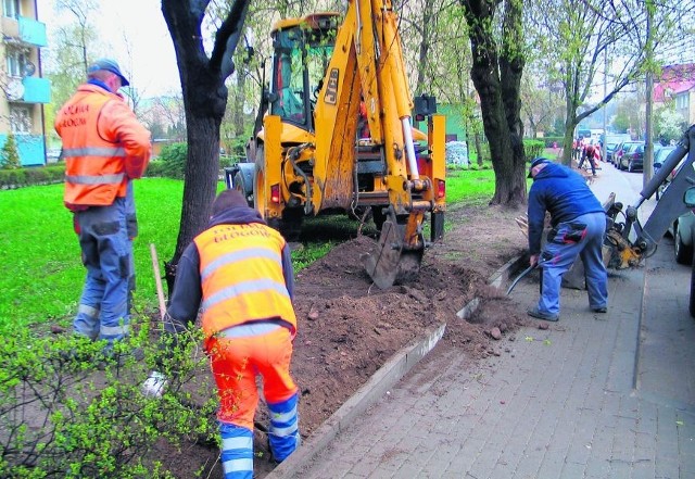 Aby poszerzyć chodnik, na trawniki musiał wjechać ciężki sprzęt