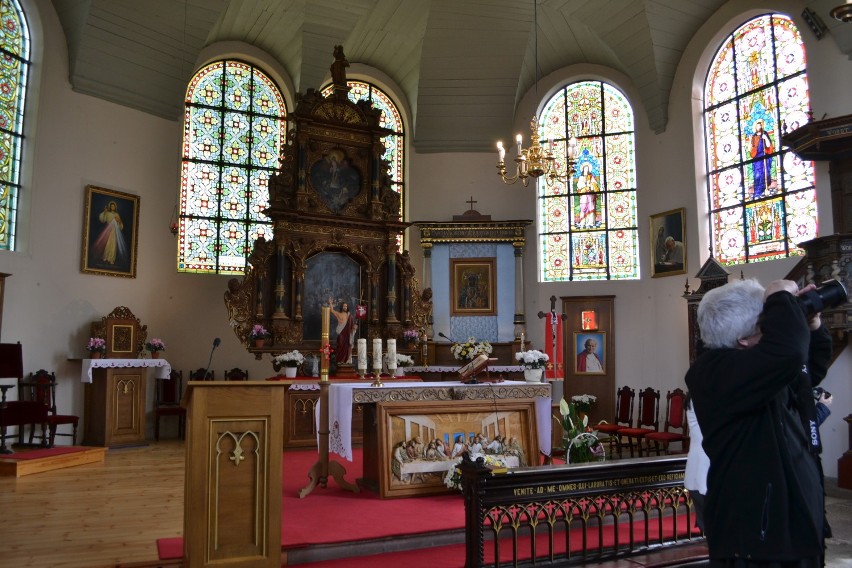 Kościół w Kiezmarku zdobią piękne witraże, które zostały...