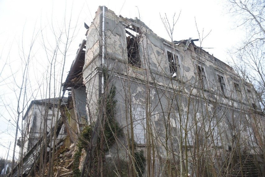 Tak obecnie wyglądają ruiny pałacu w Kosierzu (gmina Dąbie)....