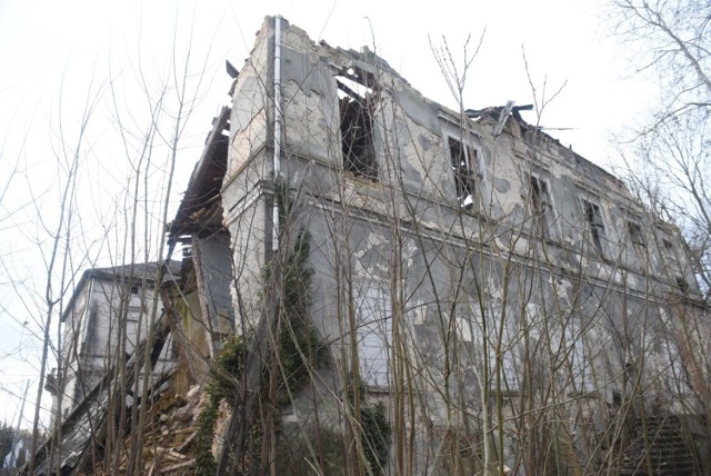 Tak obecnie wyglądają ruiny pałacu w Kosierzu (gmina Dąbie). Obiekt jest w coraz gorszym stanie, a właściciel pozostaje nieuchwytny...