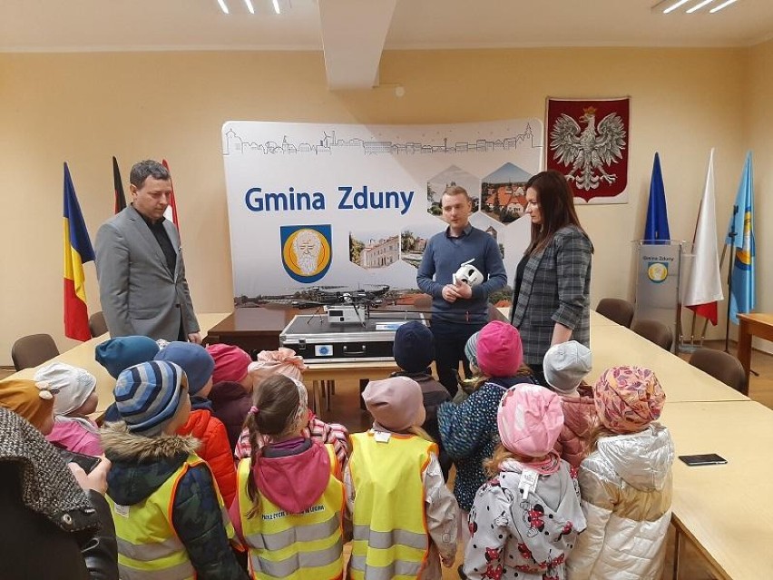 Przedszkolaki z Przedszkola Publicznego odwiedziły Urząd Miejski w Zdunach [ZDJĘCIA]