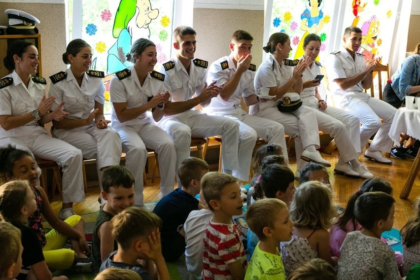 Hiszpańscy marynarze zatańczyli z przedszkolakami... "Makarenę"  [ZDJĘCIA, WIDEO]