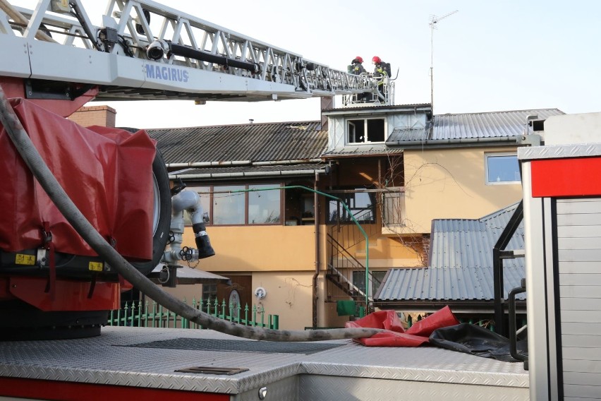 Kielce. Pożar poddasza domu przy ulicy Górników Staszicowskich. Strażacy w akcji