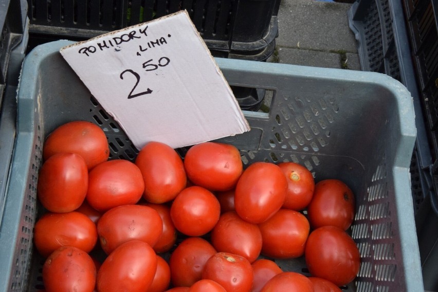 Tak tanich pomidorów i papryki jeszcze nie było. To również dobry moment, by kupić śliwki. Oto ceny owoców i warzyw na targowisku w Końskich