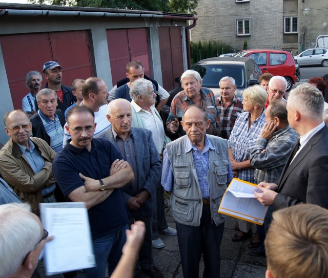 Mieszkańcy dostali już pisma z wiadomością, że ich garaże zostaną zrównane z ziemią pod budowę  linii kolejowej. Nie wiedzą, czy i kiedy dostaną odszkodowania oraz gdzie mają parkować samochody