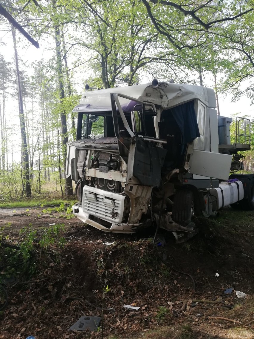 Policjanci z Namysłowa wyjaśniają przyczyny wypadku, do...