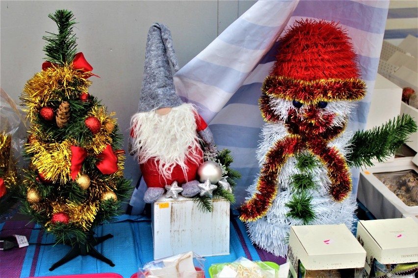 Takie świąteczne dekoracje i stroiki można kupić na...