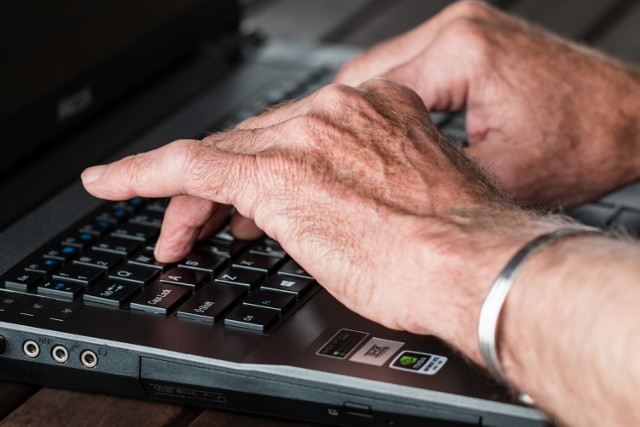 Dzięki dofinansowaniu z Ministerstwa Cyfryzacji można podjąć działania przeciwdziałające cyfrowemu wykluczeniu seniorów.