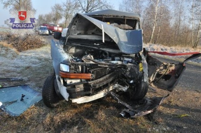 W czwartek w Zalesiu (pow. bialski) samochód marki Chrysler zjechał z drogi i uderzył w przydrożne drzewo. Przewieziony do szpitala 23-letni kierowca pojazdu zmarł.