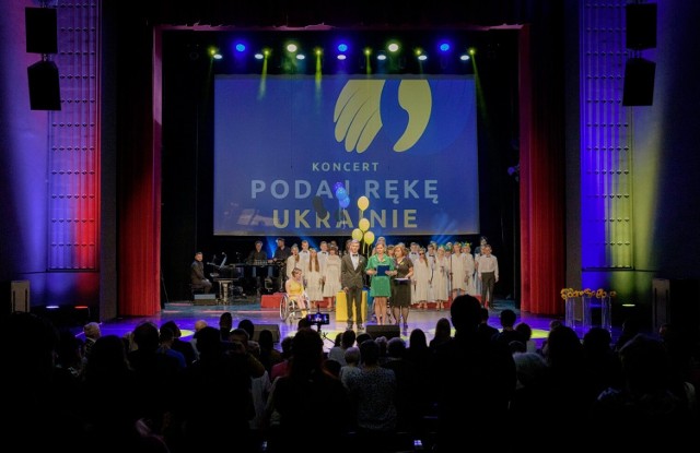 W Pałacu Kultury Zagłębia odbył się koncert "Podaj rękę Ukrainie"

Zobacz kolejne zdjęcia/plansze. Przesuwaj zdjęcia w prawo - naciśnij strzałkę lub przycisk NASTĘPNE