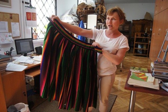 Zapaskę podarowaną przez mieszkankę powiatu radomszczańskiego prezentuje Barbara Sitek z Muzeum Regionalnego w Radomsku