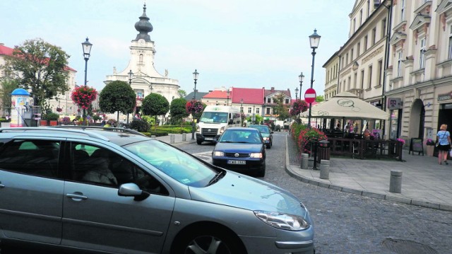 Kierowcy, chcąc ominąć korki na drodze krajowej 52, wybierają jazdę przez centrum Wadowic